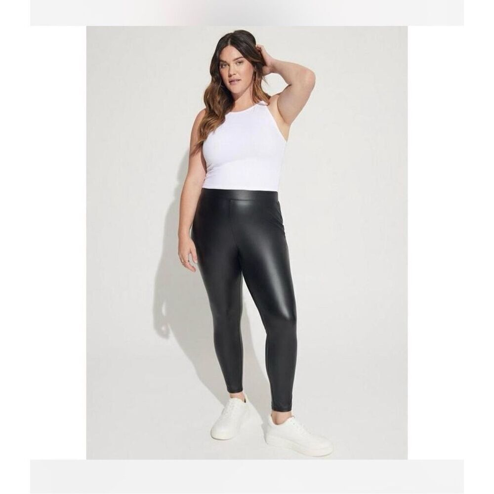 🌸 Torrid Black Faux Leather Pull On Leggings Size 2 or 2X